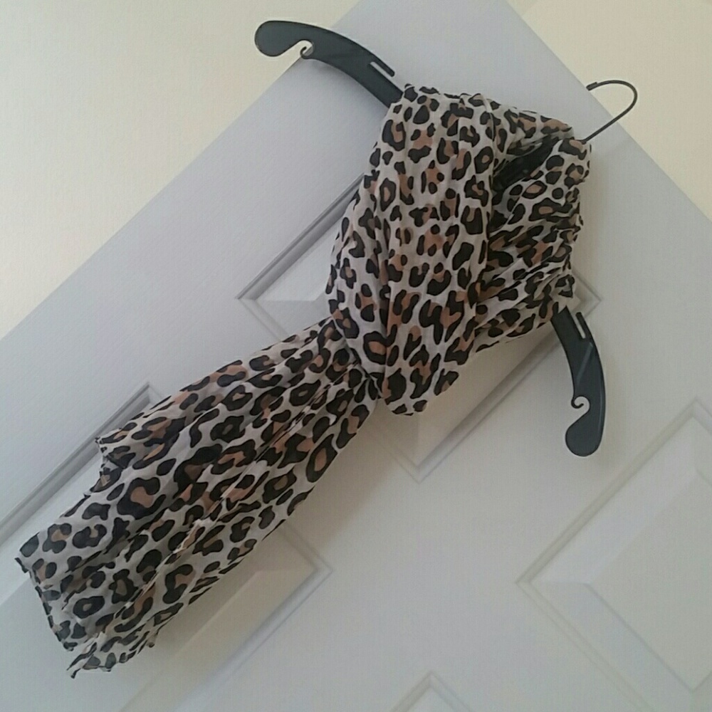 Light weight leopard scarf