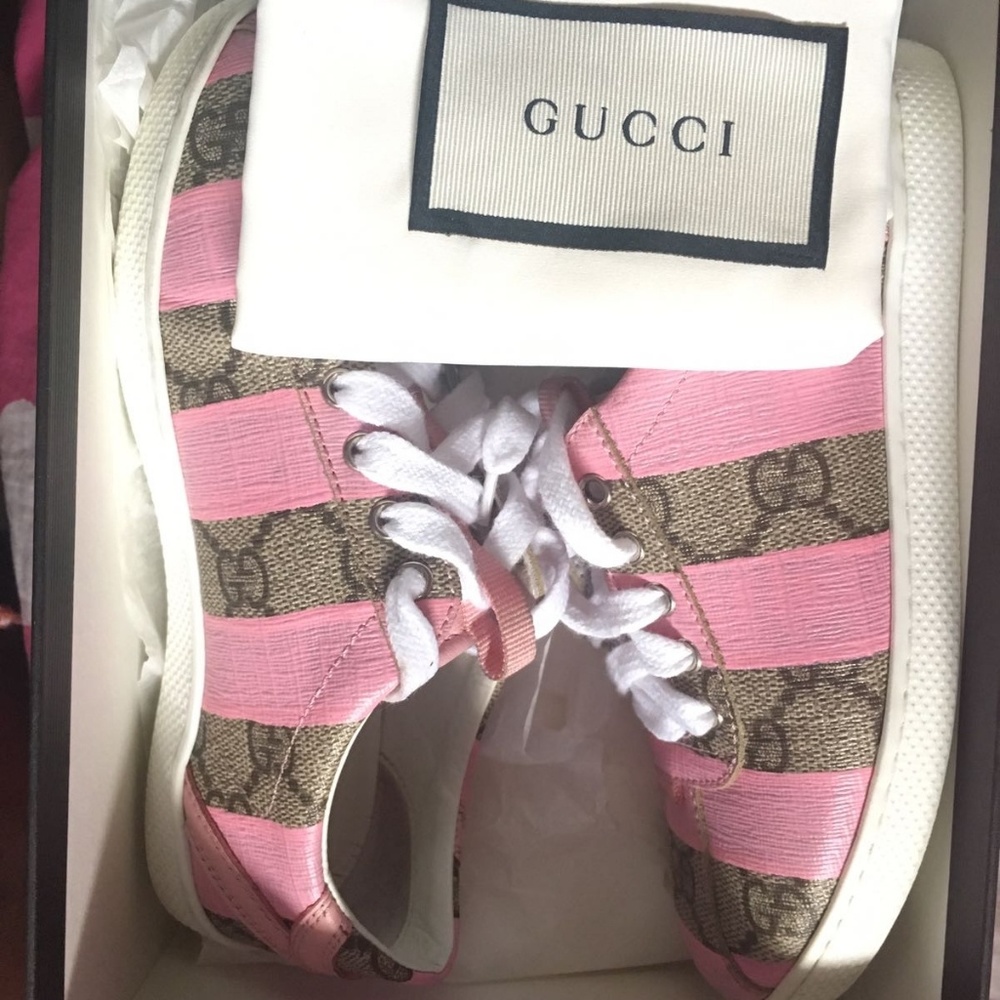 A little gucci sneakers size 29