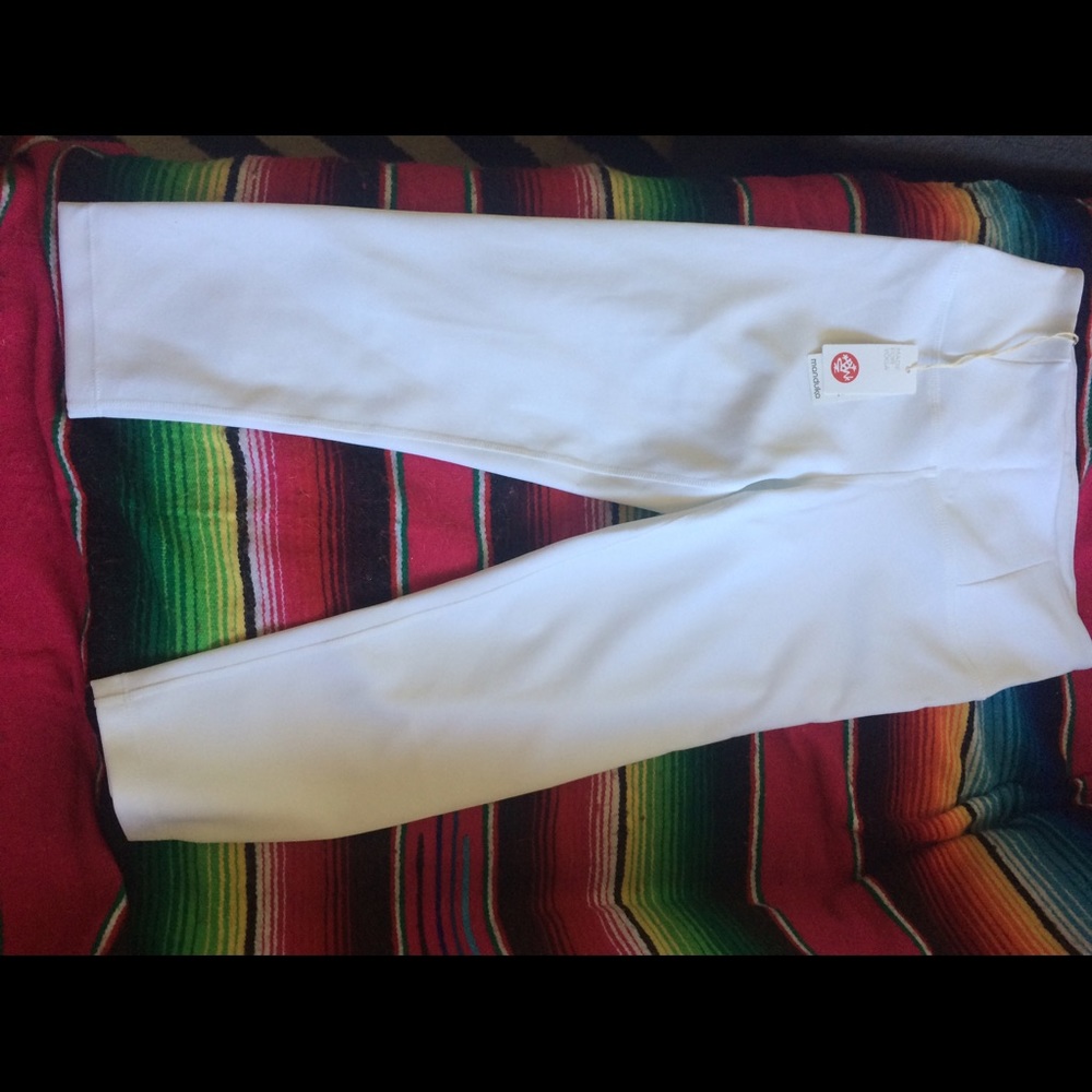 NWT Manduka essential Capri leggings