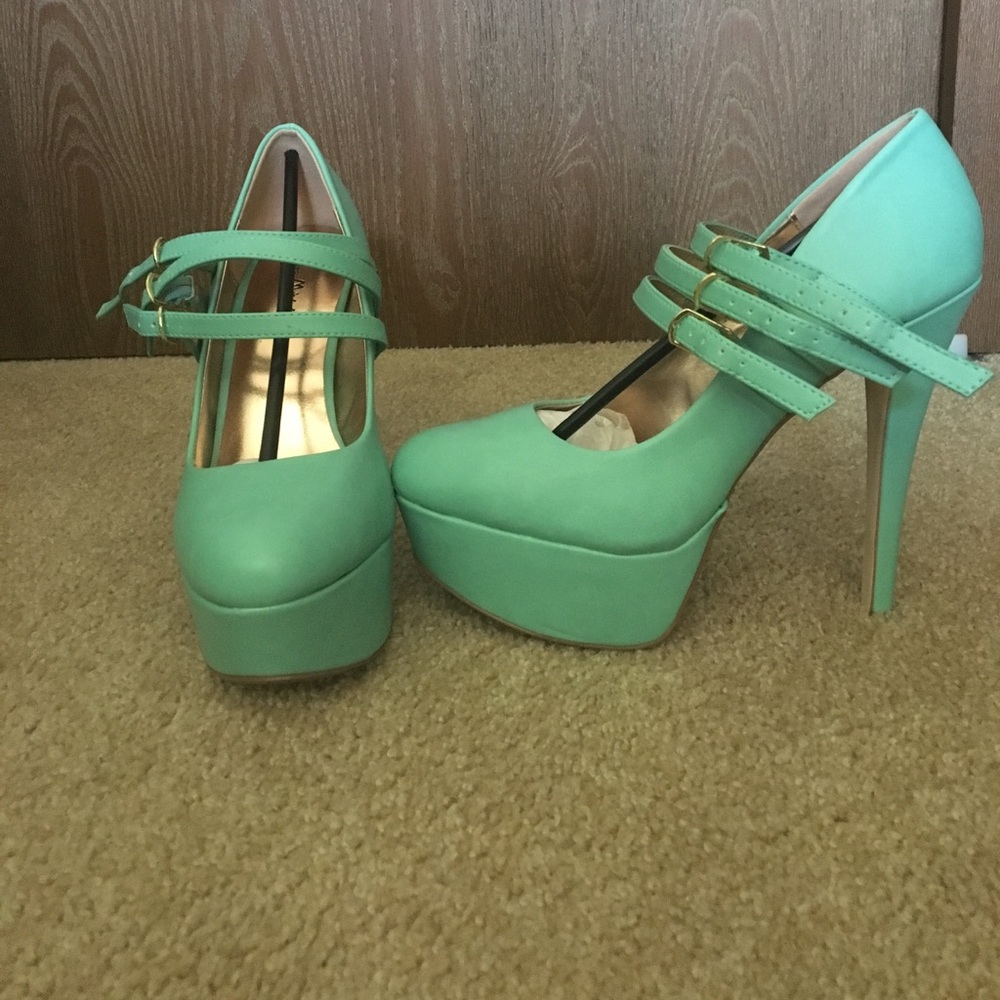 BNWT mint platform heels