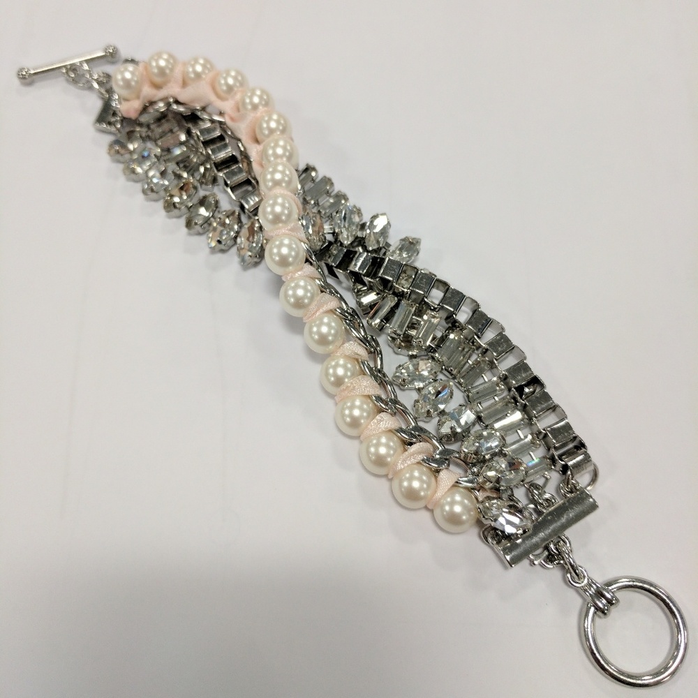 Ann Taylor Pearl bracelet