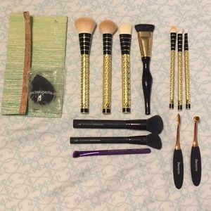 Lot of 12 Makeup Brushes and Blending Sponge