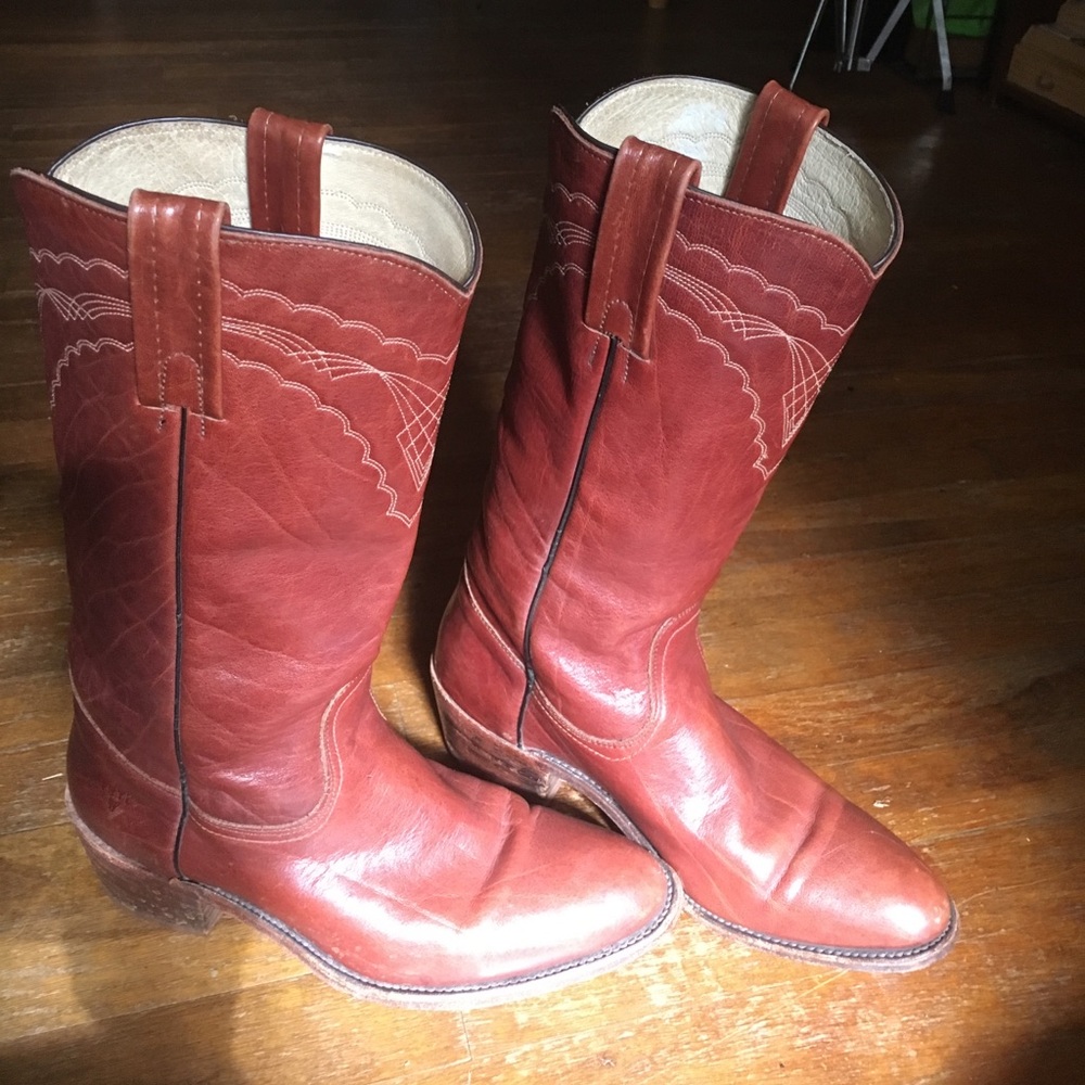 Frye cowboy boots ❤️