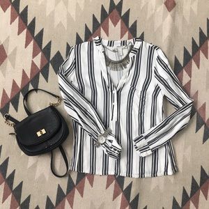 🦋Forever21 V Neck Stripped shirt🦋