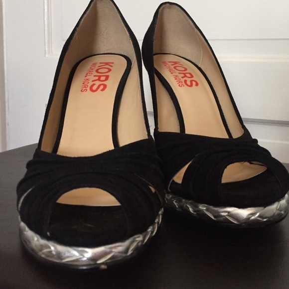 Chic Luxury Holiday shoes Michael Kors NWT never worn Beau high heel shoes - Picture 4 of 9