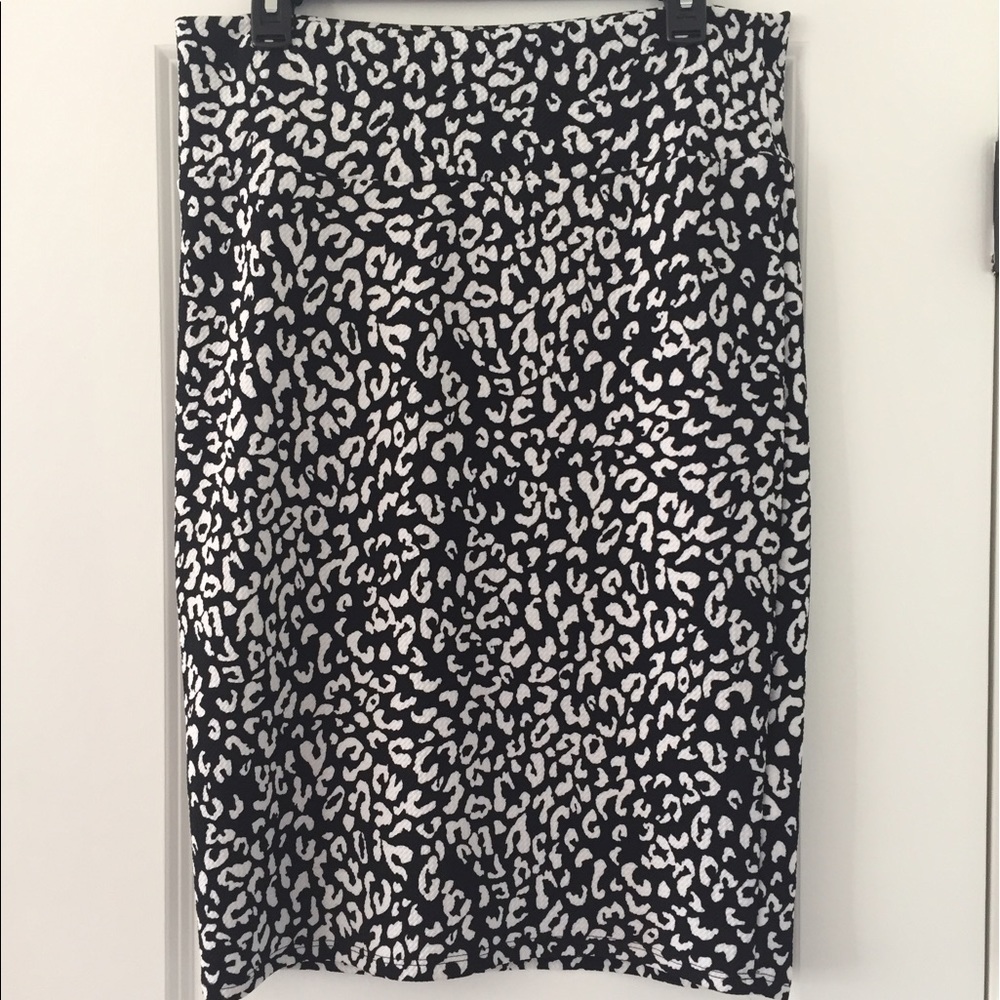 NWOT LuLaRoe Cassie Skirt top scarf