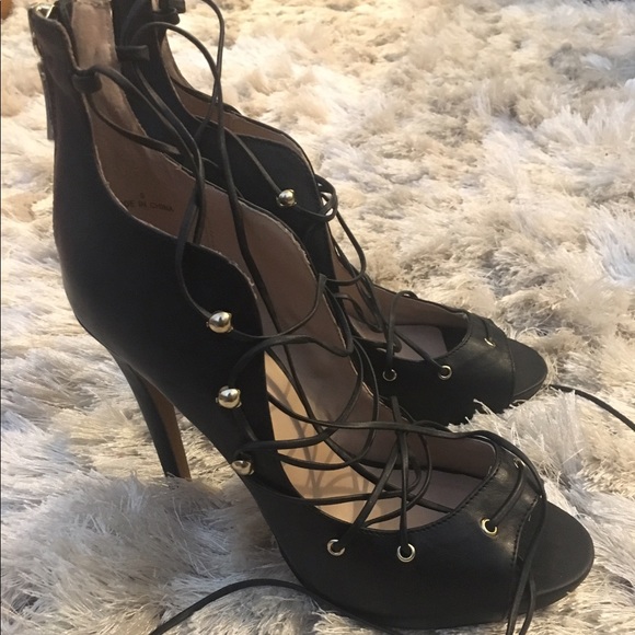 Black laced up pumps - Picture 2 of 4