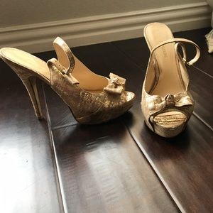 Enzo Angiolini heels, gold.