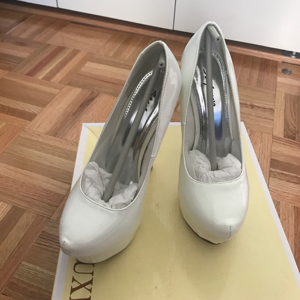 Only worn once- 3inch white pumps