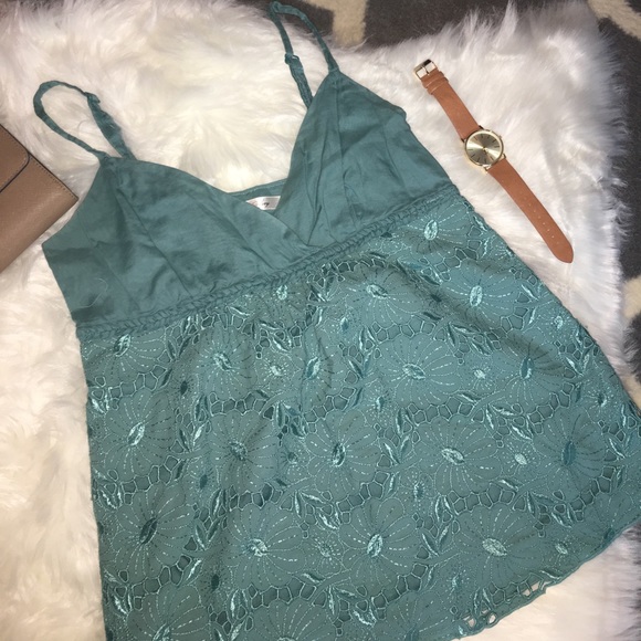 Old Navy Tops - 🍍Old navy floral embroidered tank top