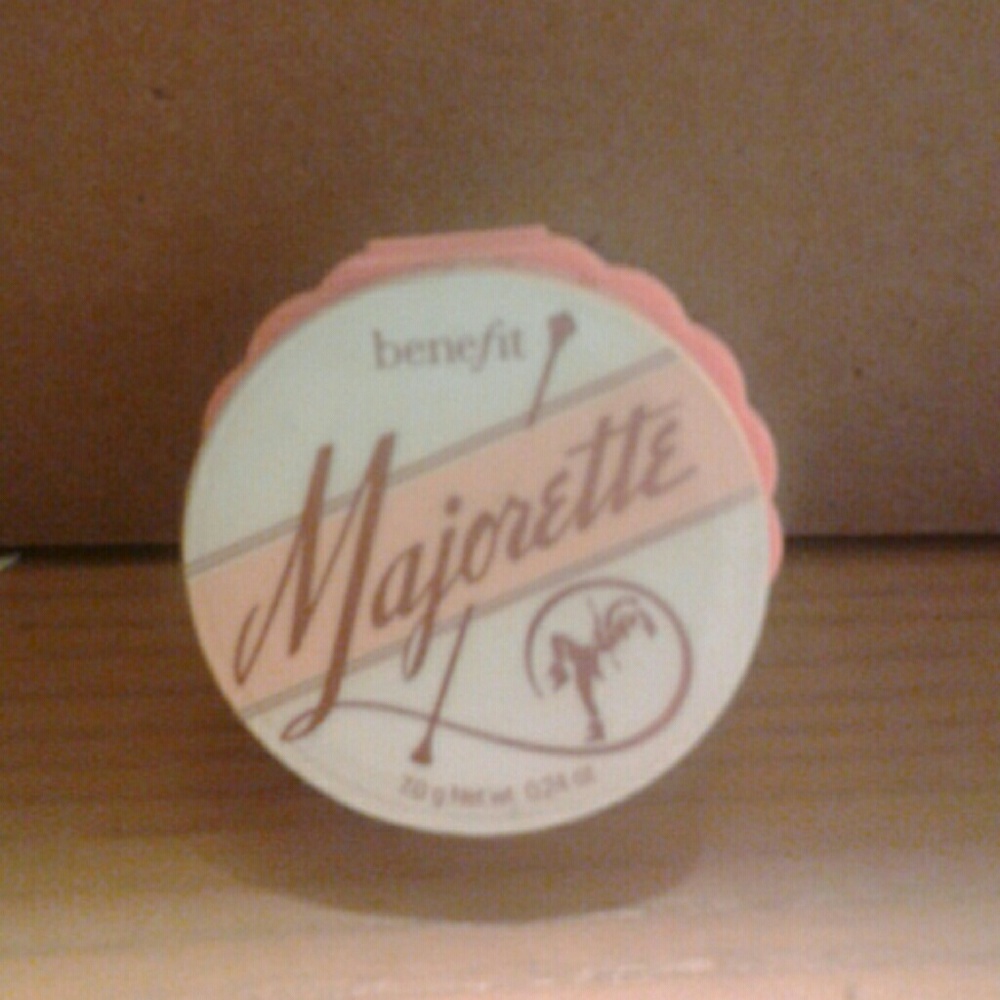 Benfit majorette buster blush