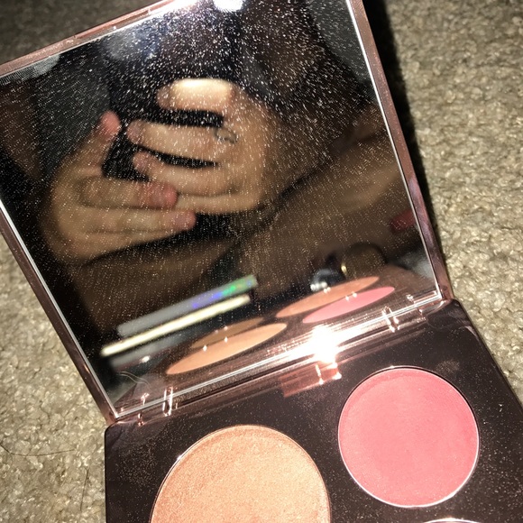 BECCA/x Chrissy Teigen glow face palette - Picture 3 of 3