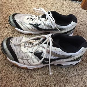 mizuno wave bolt white volleyball shoes.