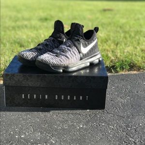 KD 9 Size 6Y Mic Drop/Oreo