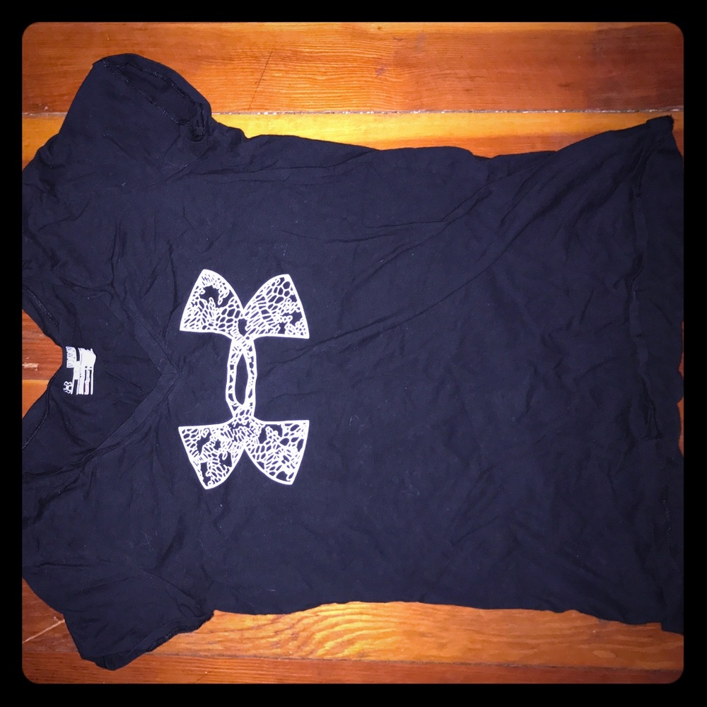 Under armour woman's vneck sz. M tee