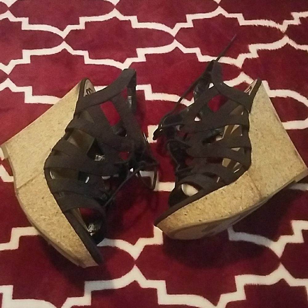black wedges