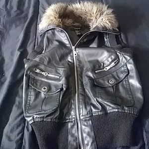 Sleeve-list Leather Vest