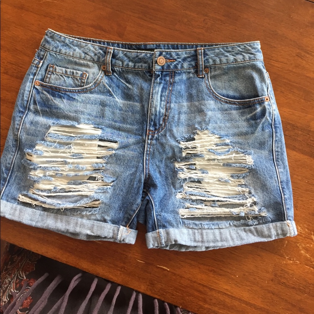 Forever 21 distressed Jean shorts great condition!