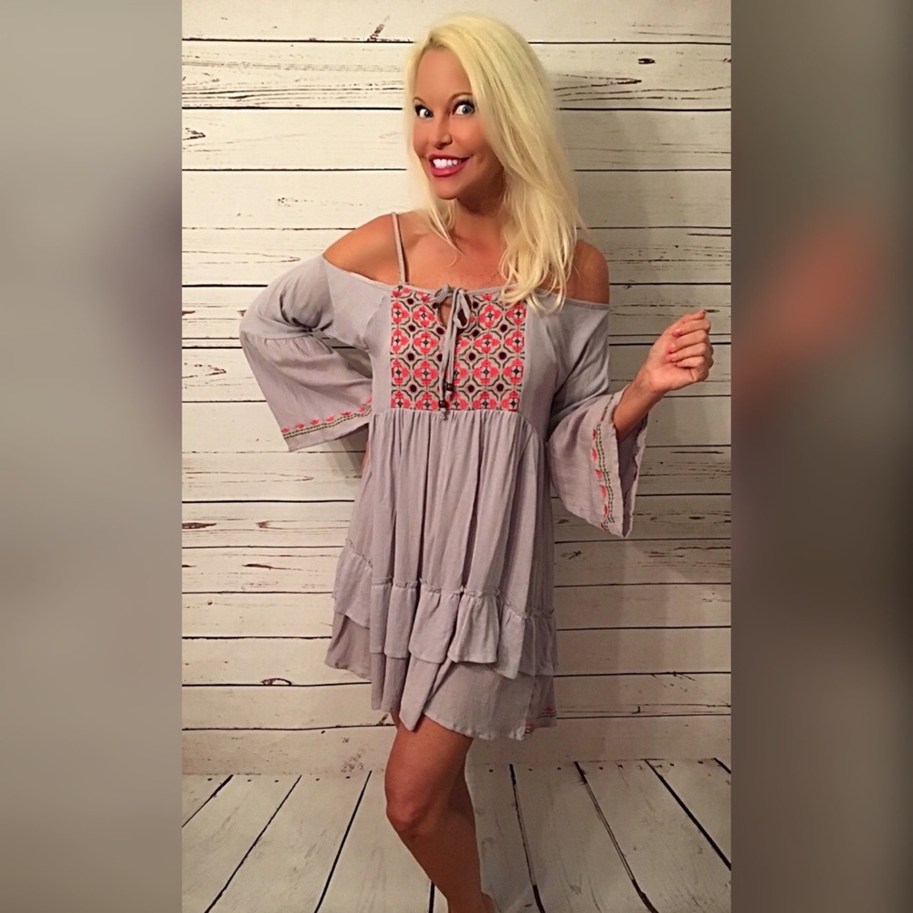 Stunning ruffled gray cold shoulder dress - Picture 2 of 3