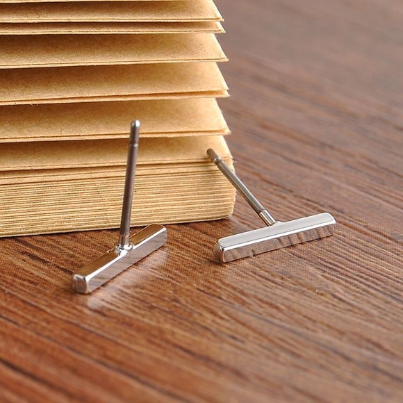 THE EDGY SHOP Jewelry - the petite bar stud earring