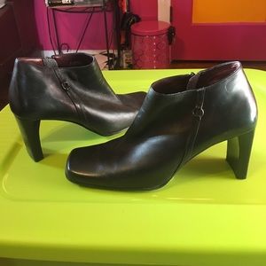 Bandolino Short Square Heeled Booties