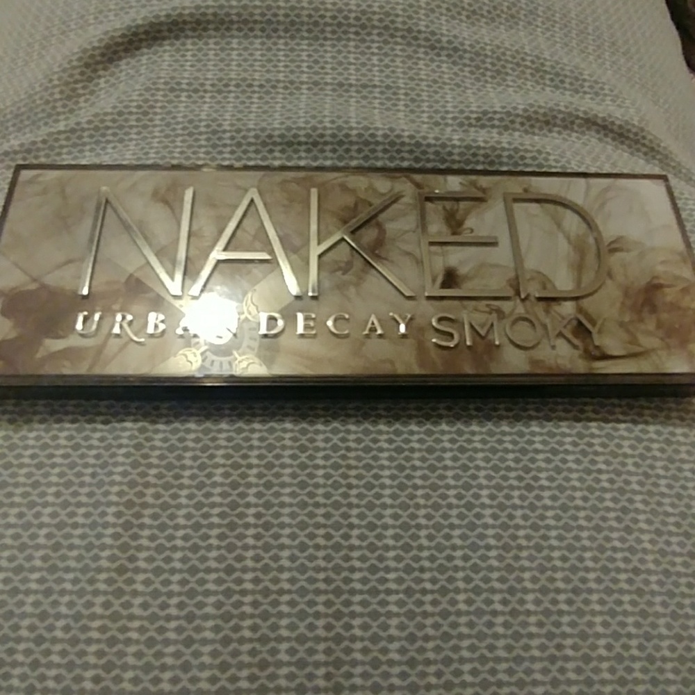 Urban Decay Naked Smoky eyeshadow palette