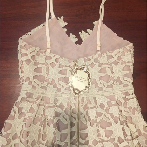 A elegant lace dress. - Picture 2 of 3