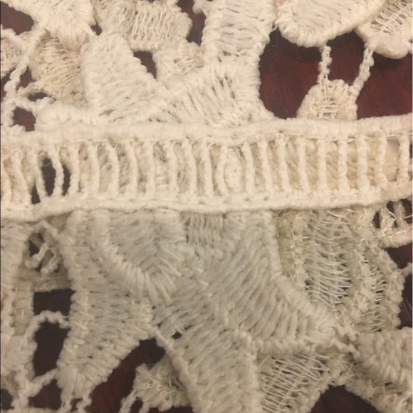 A elegant lace dress. - Picture 3 of 3