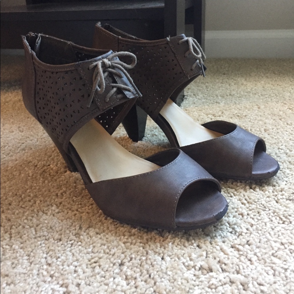 Cut-out patterned brown heels