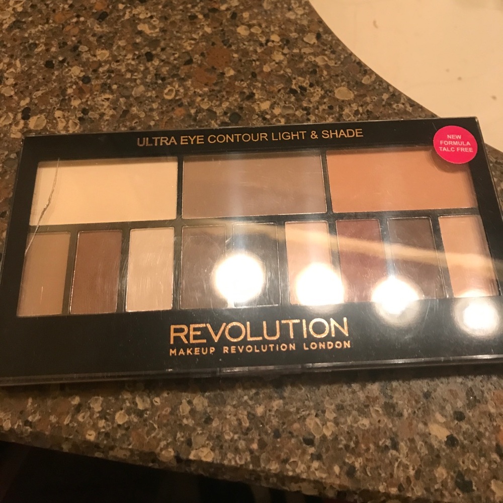 Makeup revolution light n shade palette