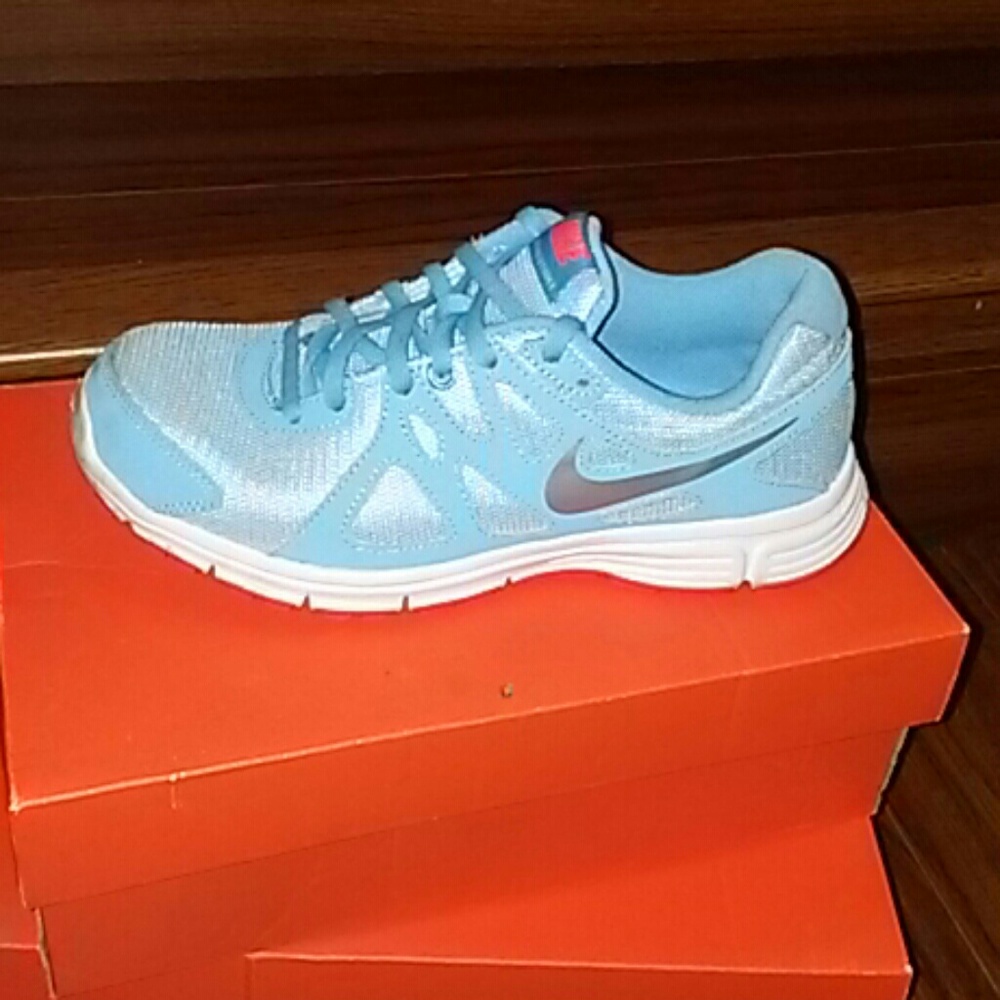 Nike revolution