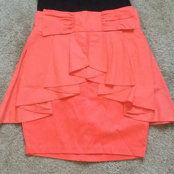 Beautiful high waisted skirt from London. - Picture 2 of 3