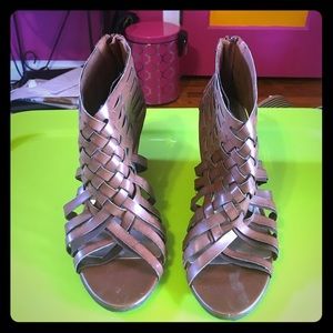 Adorable Woven Zip Up Wedges