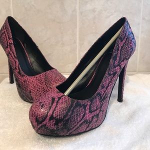 BRAND NEW REPTILE PRINT HEELS SIZE 9!!