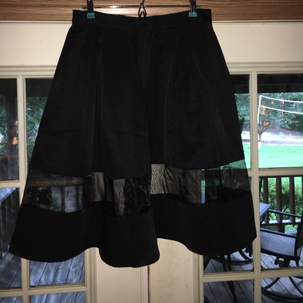 Express pleated mesh insert skirt