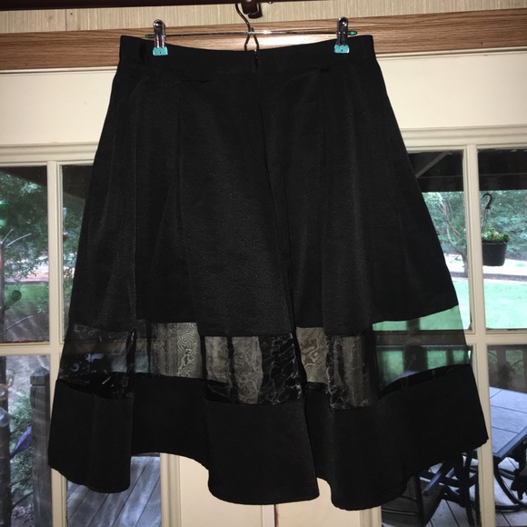Express pleated mesh insert skirt - Picture 2 of 5