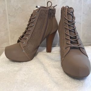 BRAND NEW PLATFORM LACE UP HEELS SIZE 9 BEIGE!!