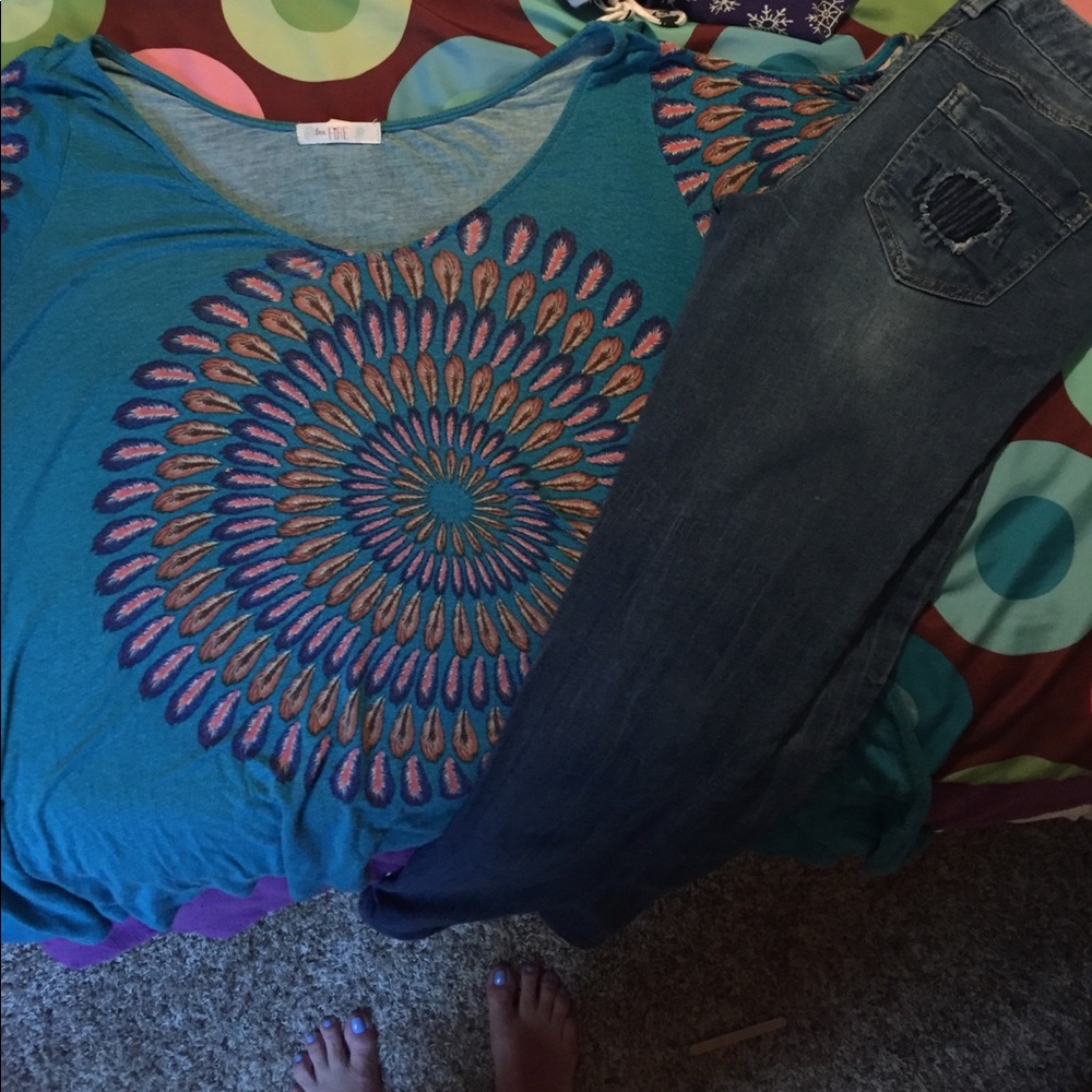 Beautiful "cold shoulder" top.