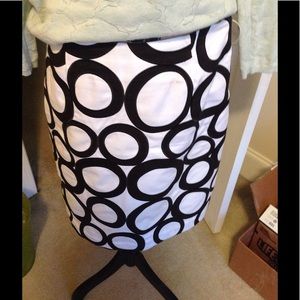 Doncaster white and black pencil skirt
