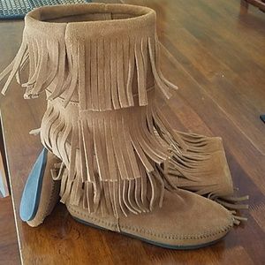 MINNETONKA 3-Layer Fringe Boot 
Brown Suede