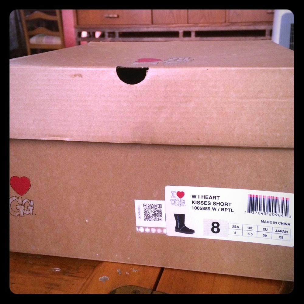 I heart uggs; kisses short