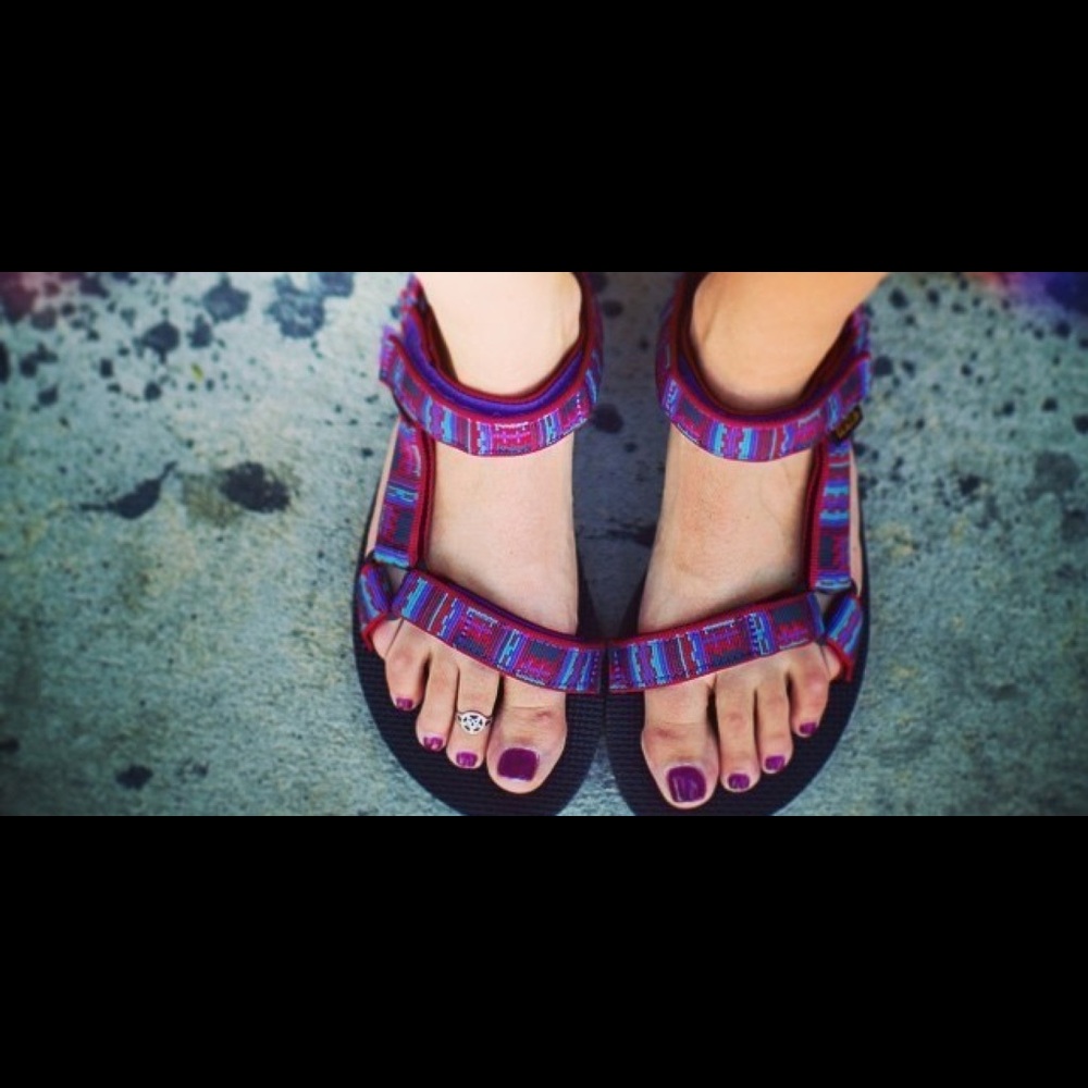LOOKING FOR: Tevas Size 6