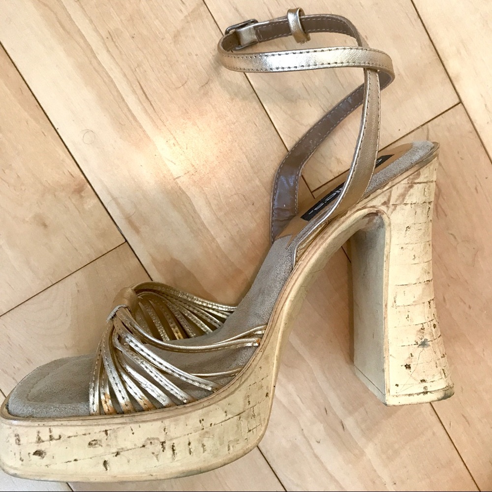 Candies Gold Leather Strappy NEW Platform Cork Sandals 8 metallic high heel RARE - Picture 2 of 4