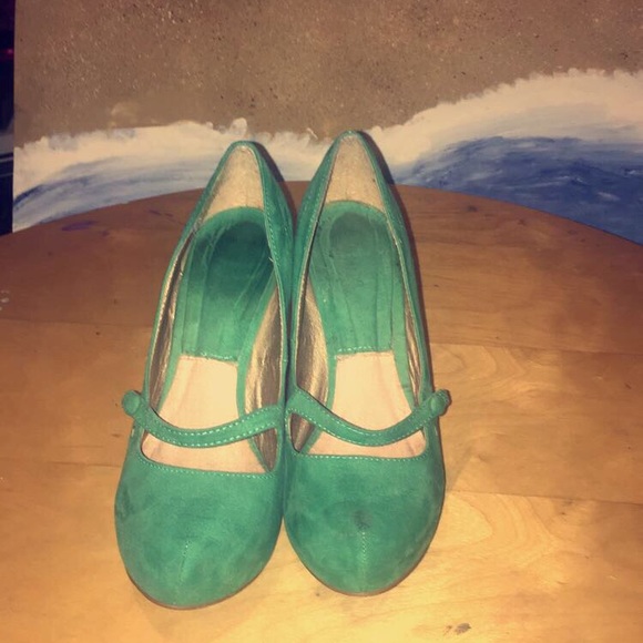 Heels - Picture 3 of 3