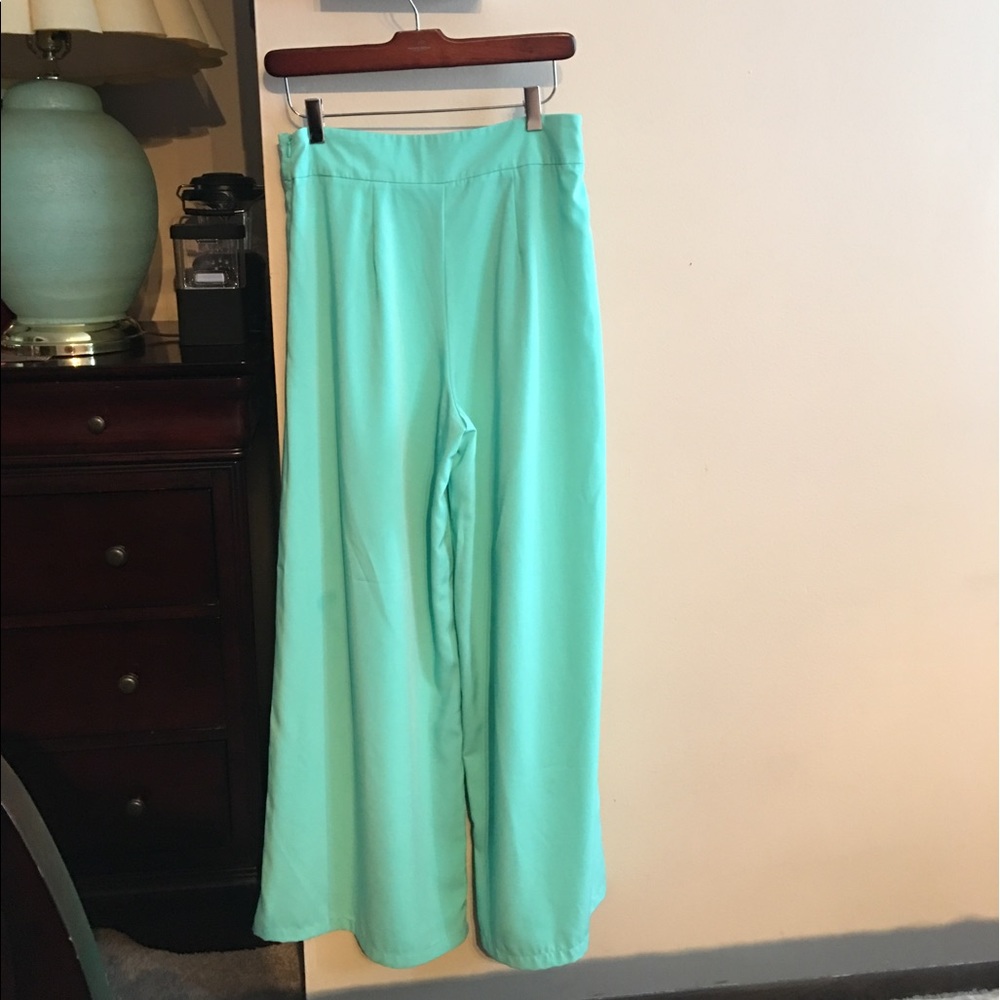 Wide legend pleated pants.