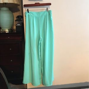 Wide legend pleated pants.