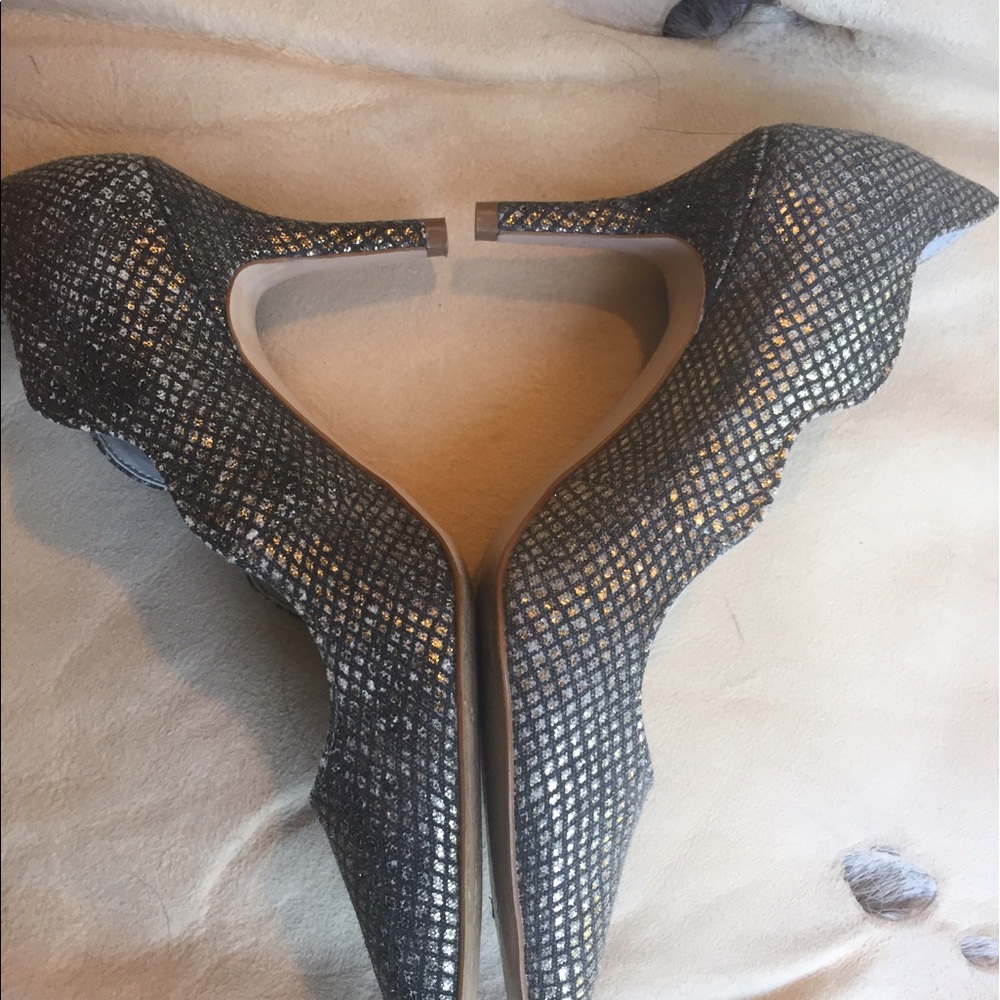 Gorgeous Tahari metallic pump! Sz 6.5