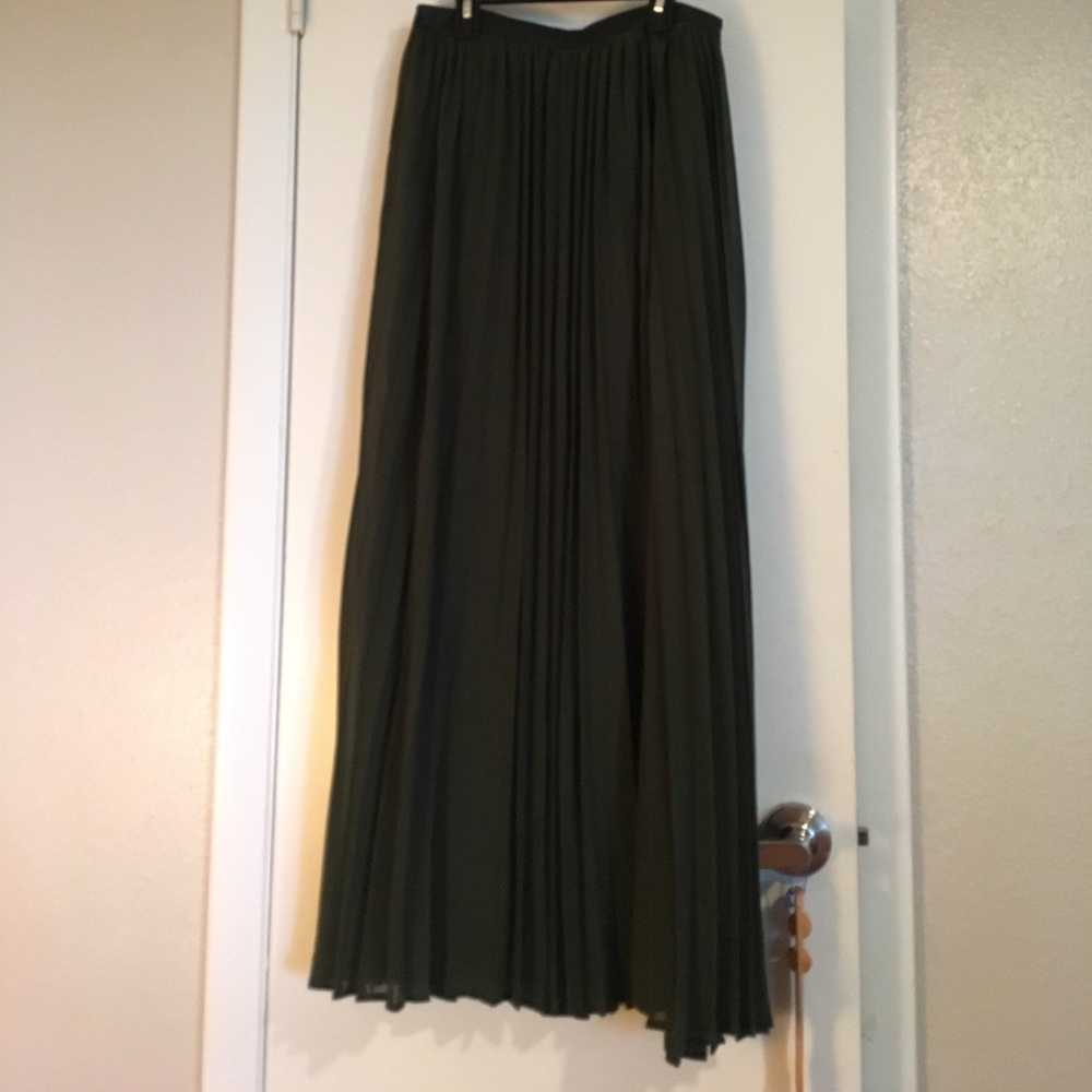 Pleated long skirt