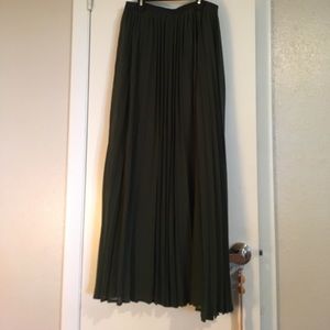 Pleated long skirt