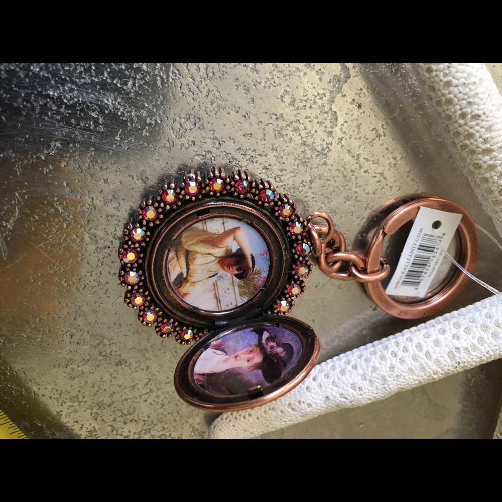 Woman's Kalifano keychain